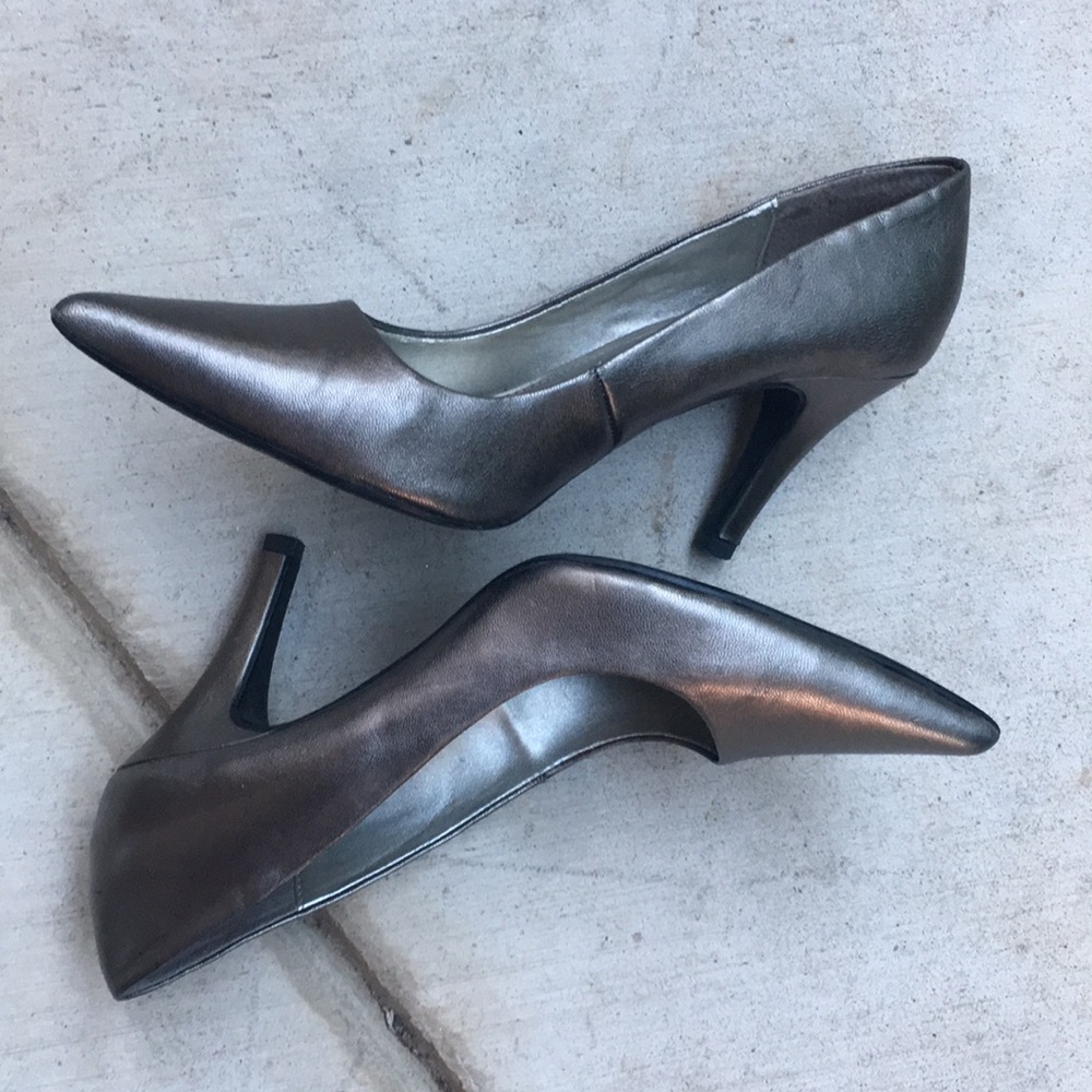 Kenneth Cole reaction pointed toe pumps